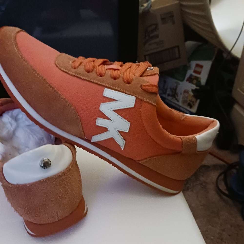 Michael Kors women's shoes size 9 but they fit like a size 8 they're made small